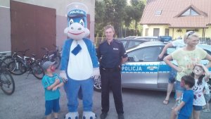 Maskotka będzińskiej Policji - smoczyca Klara wraz z policjantem
