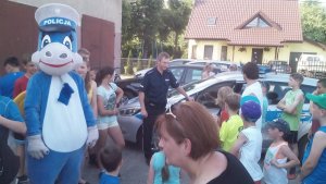 Maskotka będzińskiej Policji - smoczyca Klara wraz z policjantem