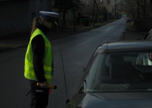 Policjantka dokonująca kontroli stanu trzeźwości