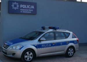 Policyjny radiowóz przy Komisariacie Policji w Sławkowie
