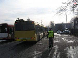 Autobus miejski podczas kontroli policyjnej