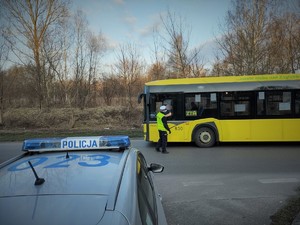 Na zdjęciu policjant bada trzeźwość kierującego autobusem.